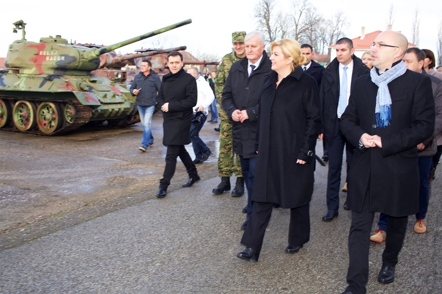 Vukovar, 160116.Treci i zadnji dan boravka predsjednice RH Kolinde Grabar Kitarovic u Vukovaru.Predjsednica je radni dan zapocela posjetom Memorijalnom centru Domovinskog rata Vukovar gdje joj je domacin bio direktor centra Zoran Sangut.Na fotografiji: predsjednica RH Kolinda Grabar Kitarovic,Zoran Sangut i Bozo Galic zupan Vukovarsko-srijemski  u Memorijalnom centru Domovinskog rata Vukovar.Foto: Vlado Kos / Cropix