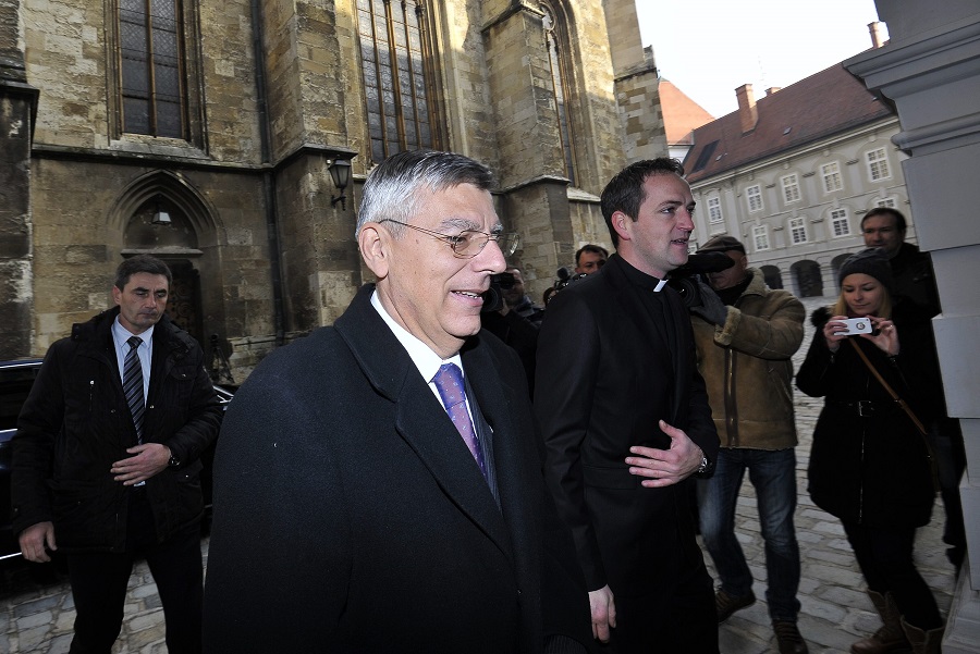 Zagreb, 160116. Predsjednik Sabora RH Zeljko Reiner sastao se s nadbiskupom zagrebackim kardinalnom Josipom Bozanicem u Nadbiskupskom dvoru na Kaptolu.Na fotografiji: dolazak Zeljka Reinera na sastanak.Foto: Boris Kovacev / CROPIX