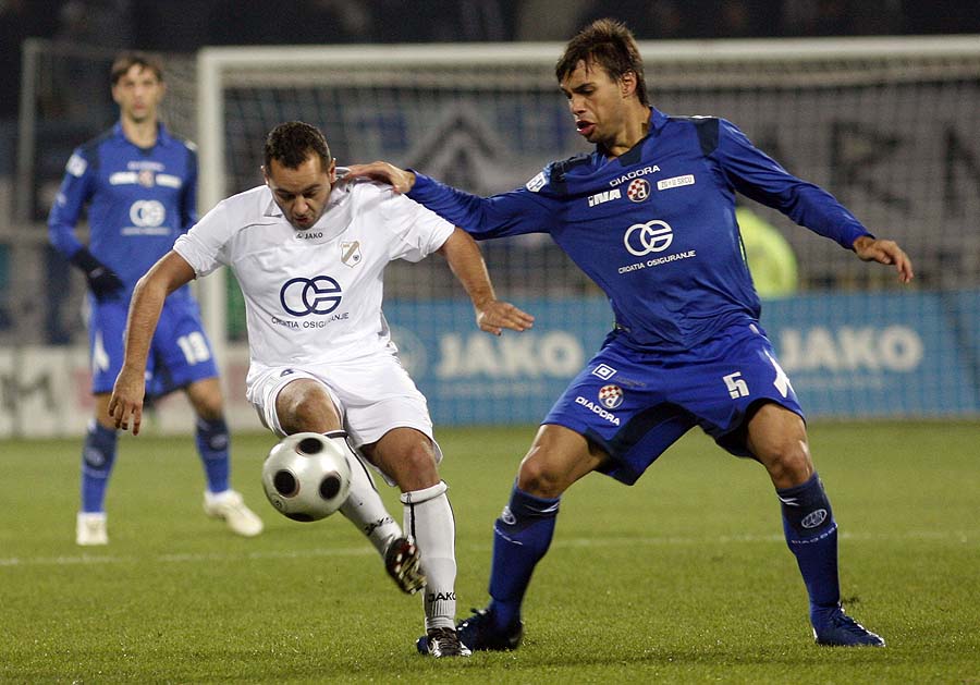 Rijeka, 271110.Stadion Kantrida. Nogometna utakmica 17. kola Prve HNL,seniori, NK Rijeka - NK Dinamo. Igraci Rijeke nastupili su u bijelim, a Dinama u plavim dresovima. Na slici: Hrvoje Strok (Rijeka) i Adrian Daniel Calello.Foto: Tea Cimas / Cropix