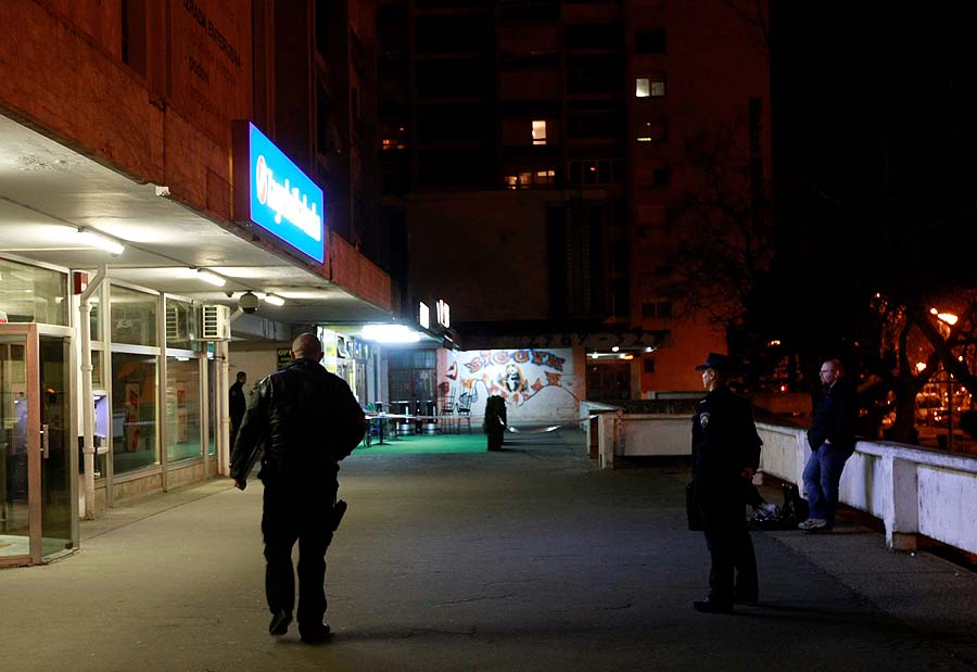 Zagreb, 100311.Zagrebacka banka, Koledinecka.Oko 18 sati trojca naoruzanih pljackasa upali su u poslovnicu u Koledineckoji i odnjeli nepoznatu kolicinu novca. Nema ozlijedjenih osoba. Na fotografiji: Ocevid je u tijeku.Foto: Ronald Gorsic / CROPIX