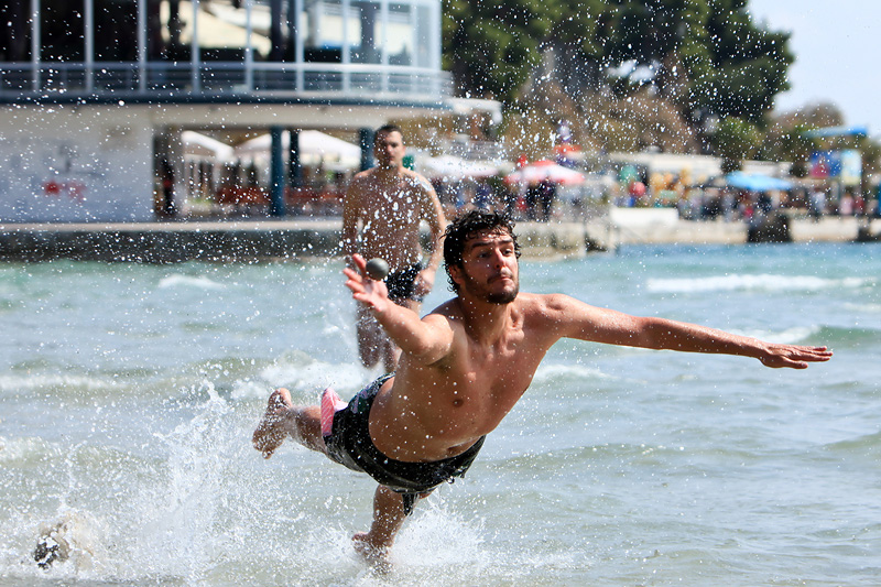 Split, 310312. Split je tijekom dana mjerio ugodnih +20 te su se na Bacvicama Splicani i turisti zabavljali svako na svoj nacin. Picigin, ispijanje kave te suncanje bile su omiljene aktivnosti.  Foto: Zvonimir Barisin / CROPIX