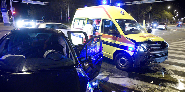 Zagreb, 310312.Avenija Dubrava.Na krizanju Avenije Dubrave i ulice Klin doslo je do prometne nesrece u kojoj  se sudarila kola hitne pomoci i osobni automobil.4 osobe su prevezene u bolnicu.Foto: Goran Mehkek / CROPIX