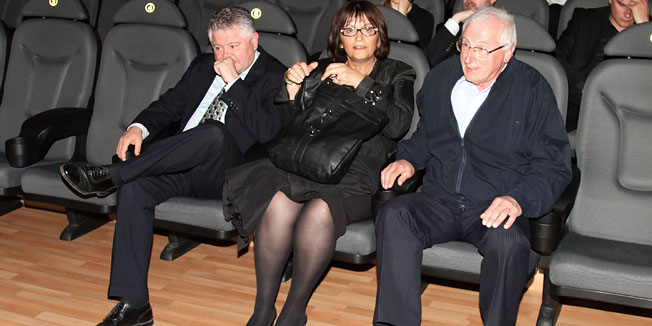 Dubrovnik, 310312.Premijera prve epizode nove sezone HBO-e popularne serije Igra prijestolja odrzana je u subotu u kino dvorani Visia Samostana Sv. Klare u Dubrovniku. Na premijeri, koja je odusevila vecinu prisutnih, nije bilo glumaca ni ostalih aktera serije, a od popularnih osoba u Dubrovnik je za ovu prigodu stigao samo pjevac Giuliano, koji je kao statist sudjelovao u seriji. Dogadjaj je obiljezilo kasnjenje gradonacelnika Dubrovnika Vlahusica, zbog kojeg je kasnila projekcija. Nakon sto je s 45 minuta zakasnjenja  premijera pocela, nakon par minuta je sve prekinuto, upaljena su svjetla kako bi se pricekao dolazak gradonacelnika, te je tada sve krenulo ponovno.Na slici: gradonacelnik Dubrovnika Andro Vlahusic i predsjednica Gradskog vijeca Grada Dubrovnika Olga MurattiFoto: Niksa Duper / CROPIX