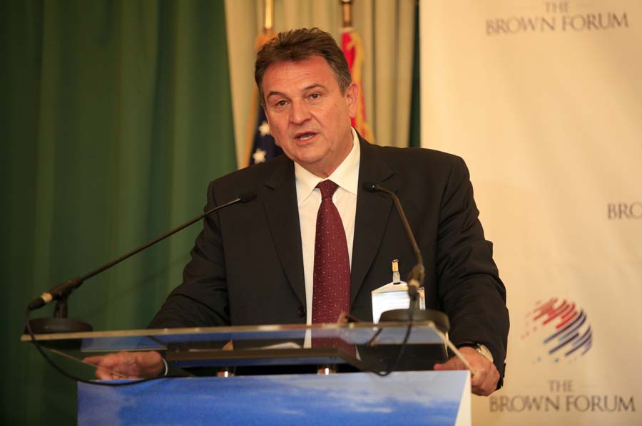 Opatija, 020412.U organizaciji Veleposlanstva SAD-a u opatijskom hotelu Ambasador svecano je otvoren dvodnevni Ron Brown Forum pod nazivom Gospodarske mogucnosti na razini opcina. Uz brojne predstavnike lokalnih uprava i samouprava te poslovne ljude iz regije i SAD-a, forumu su prisustvovali i potpredsjednik vlade Radimir Cacic, ministrica vanjskih i europskih poslova Vesna Pusic, senator s Aljaske Marko Begich i americki veleposlanik James Foley. Na slici: Radimir Cacic.Foto: Tea Cimas / Cropix