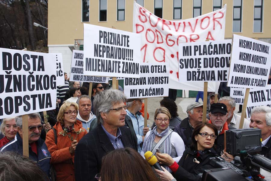 Makarska, 030412.Prosvjed gradjana Podgore koji je zakazan jer je Opcini blokiran racun zbog isplate ovrhe za turisticko zemljiste koje koriste drzavna hotelska poduzeca te je zbog nemogucnosti placanja struje cijelo podrucje bez javne rasvjete. Jednosatni prosvjedni skup odrzan na Jadranskoj magistrali ispred zgrade DVD Podgora.Na slici: Prosvjed u Podgori, Ante Milicic nacelnik Podgore s novinarima.Foto: Ivo Ravlic / CROPIX