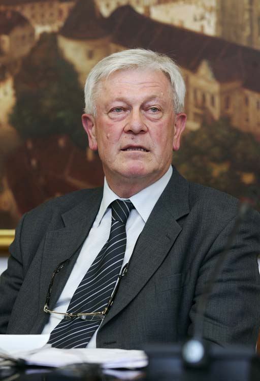 Zagreb, 030412.Gradsko poglavarstvo.U Gradskom poglavarstvu odrzana je konferencija za novinare kojoj su prisustvovali Mate Kraljevic, Mijo Bezer i Dubravko Mahovic.  Vozaci tvrtke Taxi Cammeo traze ostavku Mije Bezera, zamjenika procelnika gradskog ureda za promet zbog nelojalne konkurentnosti medju taksi prijevoznicima.Na slici:  Mijo Bezer, zamjenik procelnika gradskog ureda za promet.Foto: Tomislav Kristo / CROPIX