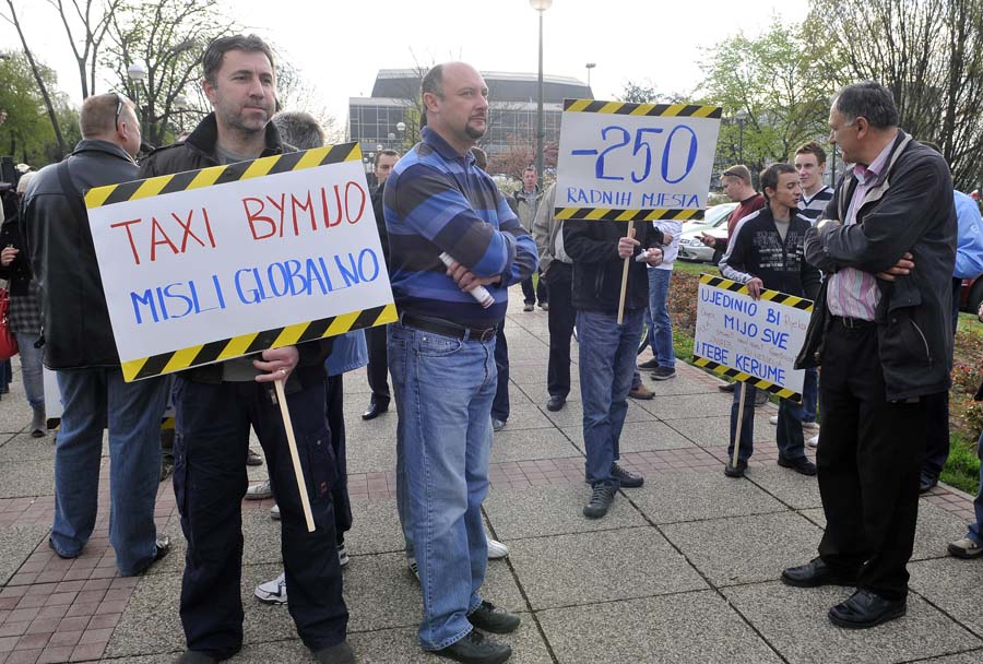 Zagreb, 040412.Prosvjed Sindikata hrvatskog vozaca, ispred zgrade gradskog poglavarstva. Bivsi vozaci Cammea koji su presli u Oryx grupu, te ostali bez posla nakon zatvaranja te taxi sluzbe trazili su smjenu pomocnika procelnika Mije Bezera zbog neispunjenja njihovih zahtjeva.Na fotografiji: prosvjed bivsih radnika Cammea i Oryx grupe.Foto: Admir Buljubasic / CROPIX