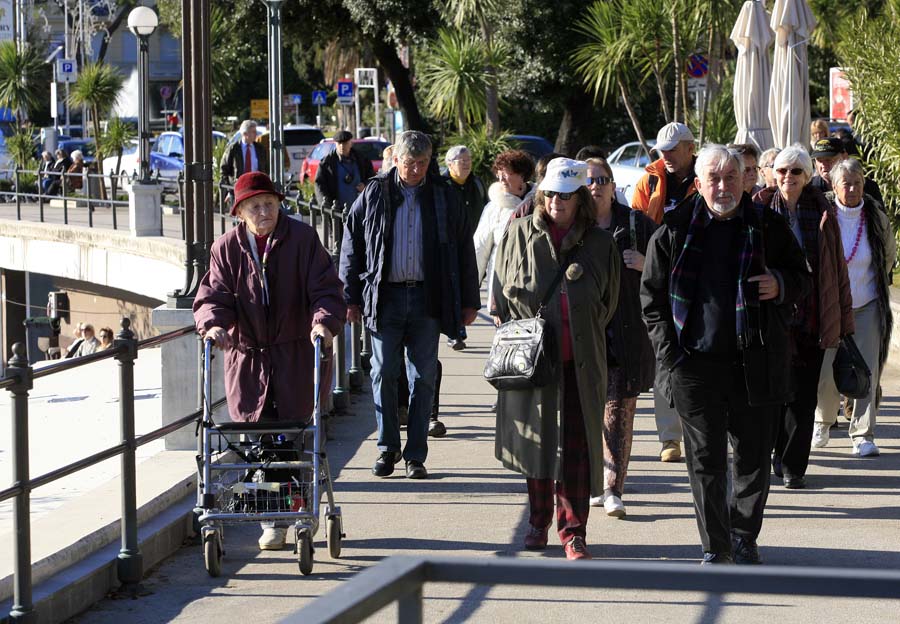 Opatija, 271211.Prekrasno vrijeme na Kvarneru islo je na ruku turistickim djelatnicima. Suncem okupani opatijski Lungo mare okupirali su brojni turist, alii i lokalni setaci koji su iskoristili danasnji dan za izgaranje kalorija nakupljenih za blagdane. Na slici: detalj sa Slatine.Foto: Tea Cimas / Cropix