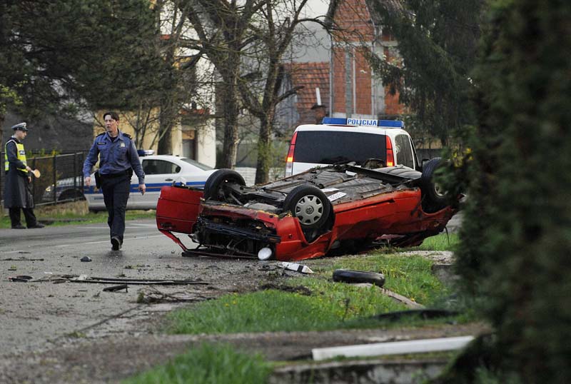 Draganic, 050412.U mjestu Draganicki Mrzljaci nekih 7 km sjeverno od Karlovca dogodila se prometna nesreca najvjerojatnije uzrokovana novim sukobom roma na karlovackom podrucju. U nesreci sudjelovao je Golf II karlovackih registracija koji je zavrsio na krovu a vozac je zbrinut u karlovackoj Opcoj bolnici. Drugo vozilo je Mazda Virovitickih registracija.Na slici: Golf II koji je zavrsio na krovu.Foto: Robert Fajt / CROPIX