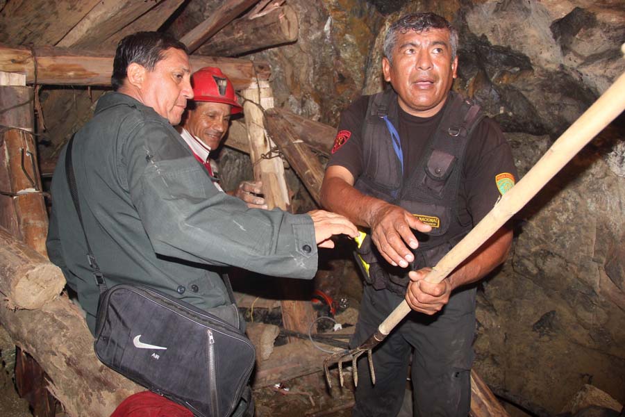 People work in a collapsed mine to rescue trapped miners in Ica, Peru, Saturday, April 7, 2012. According to Peruvians authorities, nine miners trapped since Thursday in a collapsed mine are being supplied with sports drinks, soup and food while police, firefighters and other workers work to free them. (AP Photo) PERU OUT - NO PUBLICAR EN PERU
