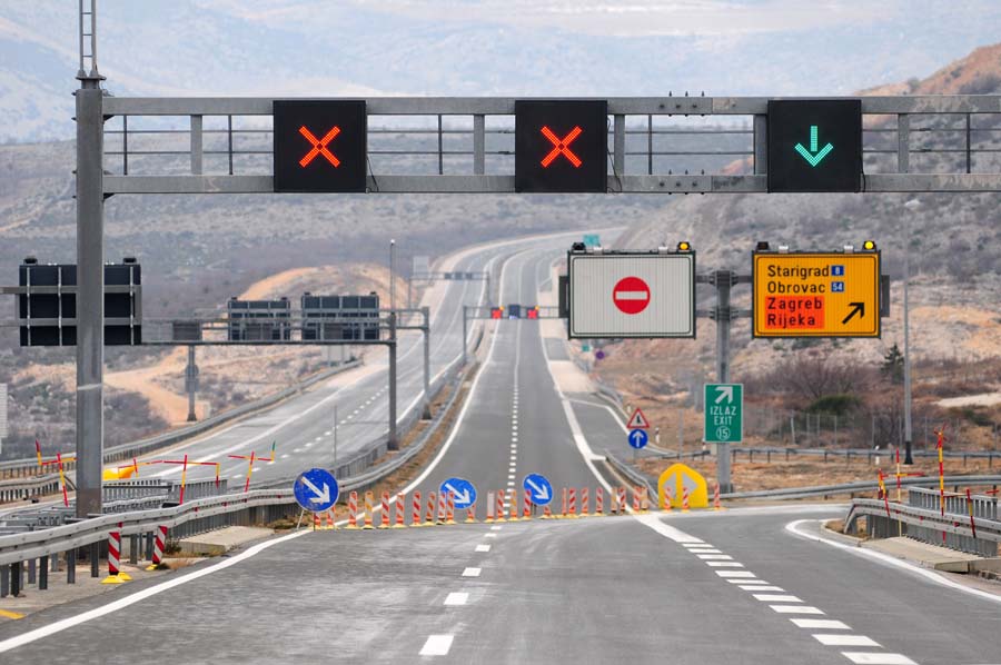 Maslenica, 030212.Dionica autoceste A1 od cvora Maslenica do cvora Sveti Rok zatvorena je za sva vozila radi bure.Na fotografiji: HAC je postavio blokadu na cesti kod cvora Maslenica.Foto: Luka Gerlanc / CROPIX
