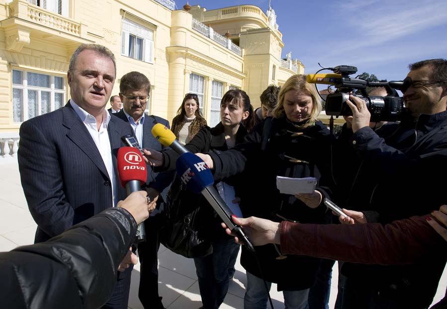 Opatija, 090302.Danas je u Opatiji ministar turizma Veljko Ostojic imao sastanak sa opatijskim gradonacelnikom Ivom Dujmicem i turistickim djelatnicima.Foto: Zeljko Sop / CROPIX     