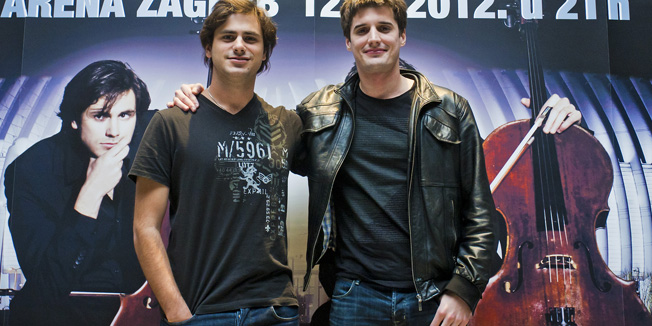 Zagreb, 100412.Stjepan Hauser i Luka Sulic, poznatiji kao 2 Cellos, u predvorju Zagrebacke banke u Paromlinskoj ulici odrzali su konferenciju za medije povodom svog koncerta koji ce se uz podrsku Zagrebacke filharmonije odrzati 12.06.2012. u Areni Zagreb.Na slici: Stjepan Hauser i Luka Sulic.Foto: Neja Markicevic / CROPIXi