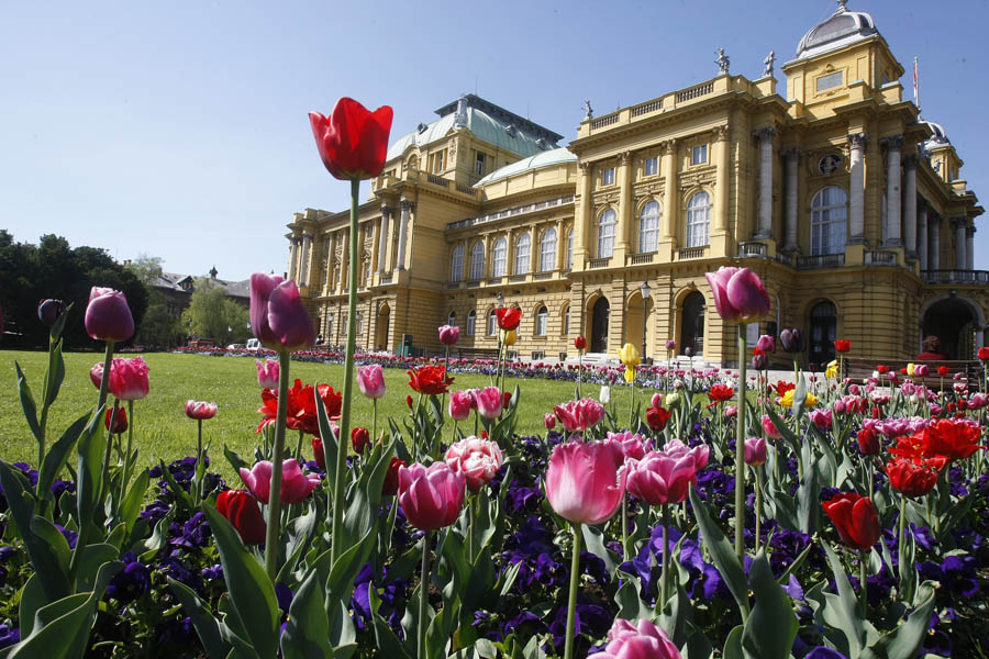 Zagreb, 100412.Trg Marsala Tita, zgrada HNK.Prekrasni tulipani i cvijece krase pogled na Hrvatsko Narodno kazaliste. Prolaznici na putu do svog odredista imaju priliku prosetati se izmedju lijepih vrtova s cvijecem koje je zasadjeno ispred HNK.Foto: Goran Mehkek / CROPIX
