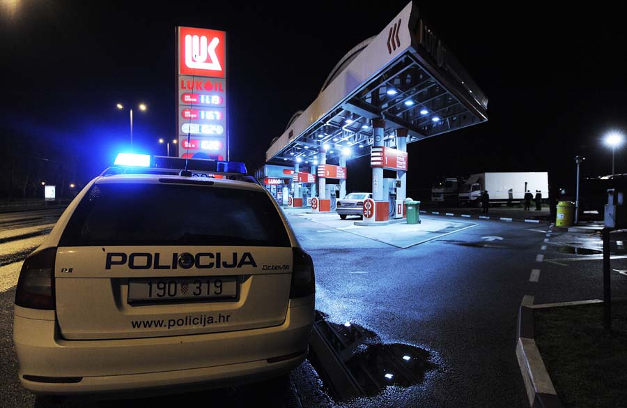 Zagreb, 120412.Avenija Dubrovnik 7.Benzinska postaja Lukoil, policijski sluzbenici na izvrsenju kaznenih djela razbojstva uhitili su naoruzanog pocinitelja (1984 godiste).Na slici: policijski ocevid u tijeku.Foto: Damir Krajac / CROPIX