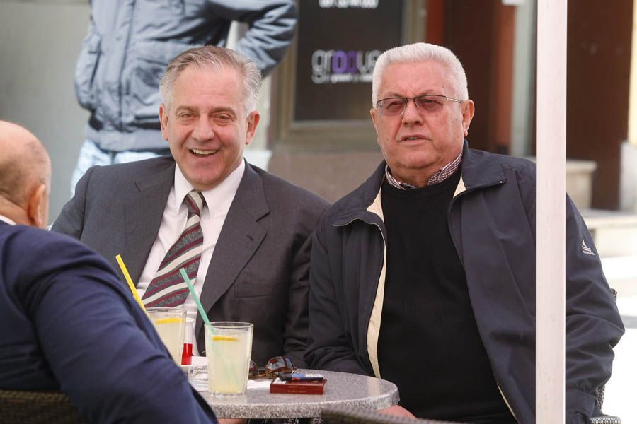 Zagreb, 120412.?Petrinska ulica, caffe Kup 98.?Na pauzi sudjenja za aferu Ina Mol, bivsi premijer Ivo Sanader popio je kavu u drustvu bivseg predsjednika hrvatskog Sabora Luke Bebica, odvjetnika Cede Prodanovica, te ih je kratko posjetio poduzetnik iz Osijeka Drago Tadic.Foto: Goran Mehkek / CROPIX