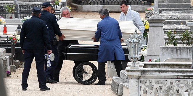 Zadar, 130412.Jutros je na Gradskom groblju u Zadru  ekshumirano tijelo Igora Benete, bivseg specijalca koji je u travnju prosle godine pronadjen objesen u sumi kod mjesta Otric, a tuziteljstvo ga je teretilo za zlocin pocinjen u kolovozu 1995. u selu Grubori.Foto : Andrija Lucic / CROPIX