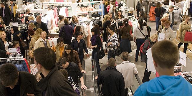 Osijek, 130412.Danas je u Osijeku u trgovackom centu Portanova otvrena trgovina H&M. Smjesten je na dva kata i preko dvije tisuce kvadratnih metara a u njemu ce kupci moci birati  zensku, musku, mladenacku i djecju modu.Otvorenje je izazvalo veliki interes gradjana.Foto: Dorian Horvat /  CROPIX