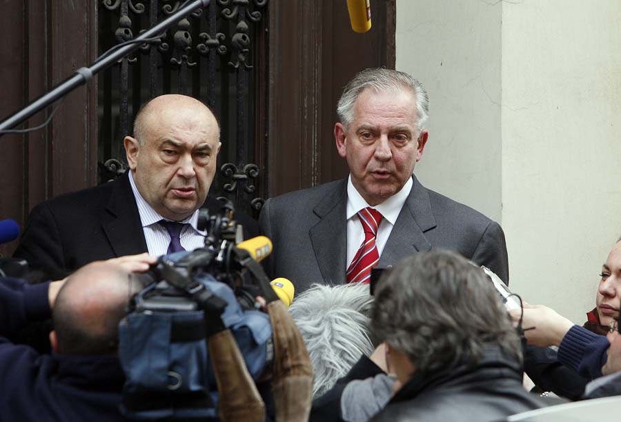 Zagreb,130412.Zupanijski sud na Zrinjevcu.Nastavak sudjenja bivsem hrvatskom premjeru Ivi Sanaderu za aferu Ina - Mol za primanje mita od 10 milijuna eura.Na slici: Ivo Sanader i njegov odvjetnik Cedo Prodanovic daju izjavu novinarima nakon sudjenja.Foto: Damjan Tadic / CROPIX