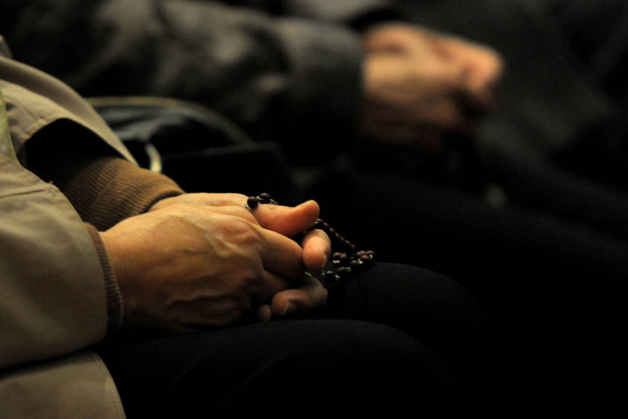 Dubrovnik, 311012.Uoci sutrasnjeg izricanja presude generalima Gotovini i Markacu u Haagu, veceras oko 17.30 sati zapocela je molitva u dubrovackoj Katedrali ali i u vecini drugih crkvi na dubrovackom podrucju.Foto: Tonci Plazibat / CROPIX