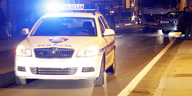 Varazdin, 290311.U mjestu Sracinec kraj Varazdina doslo je do prometne nesrece izmedju kamiona tegljaca bosanskih registracija i tri osobna automobila.Do nesrece je doslo u trenutku nepaznje u kojem je vozac tegljaca preticao automobil ispred sebe koji je skretao na lijevu stranu, te nakon toga tegljac je gurnuo osobni automobil u dva parkirana automobila na suprotnoj strani ceste.U nesreci je srecom jedna osoba lakse ozlijedjena. Na slici: ocevid je u tijeku.Foto: Andrej Svoger / Cropix