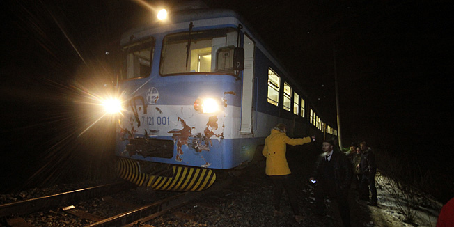Carevdar, Koprivnica, 171212.Putnicki vlak na zeljeznickoj pruzi izmedju Krizevaca i Lepavine naletio je veceras oko 17 sati na teretni vlak u mirovanju, pri cemu je troje ljudi lakse ozlijedjeno.Na fotografiji: prizor na mjestu nesrece.Foto: Ivan Brkic / Glas Podravine / CROPIX