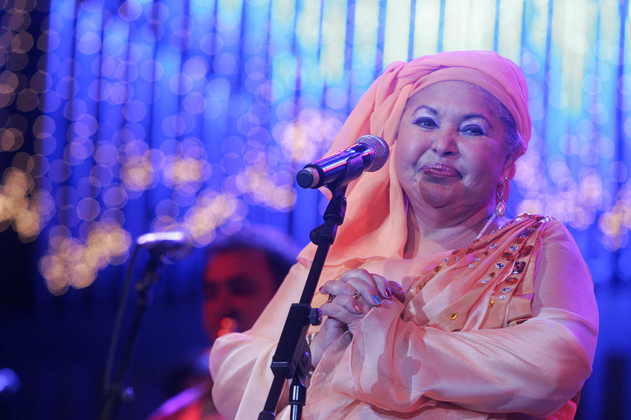 Zagreb, 171212.KD Lisinski.Koncert kraljice romske glazbe Esme Redzepove koja zagrebackim koncertom zapocinje regionalnu obljetnicku turneju kojom slavi 55 godina rada.Na fotografiji: Esma Redzepova.Foto: Ranko Suvar / CROPIX