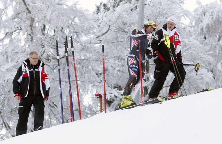 Zagreb, 221212.Sljeme.Ivica Kostelic trenira na sljemenskom Crvenom spustu uoci utrke Snjezne Kraljice koja se boduje za FIS Svjetski kup. Zenski slalom ce se voziti po noci 04. sijecnja, a muski slalom se vozi po danu 06. sijecnja.Na fotografiji: Ivica Kostelic, Drago i Igor Ziljak.Foto: Nenad Dugi / CROPIX