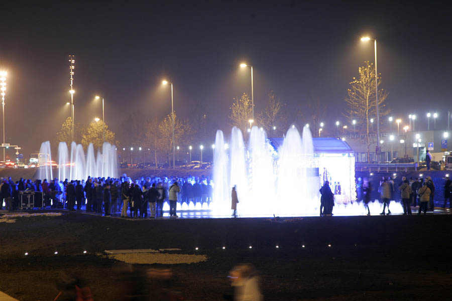 Zagreb, 231212.Ulica hrvatske bratske zajednice.Uz zvukove Lijepe nase i Ode radosti, zagrebacki gradonacelnik Milan Bandic svecano je pustio fontane koje ce radit u probnom zimskom rezimu rada. Foto: Ranko Suvar / CROPIX