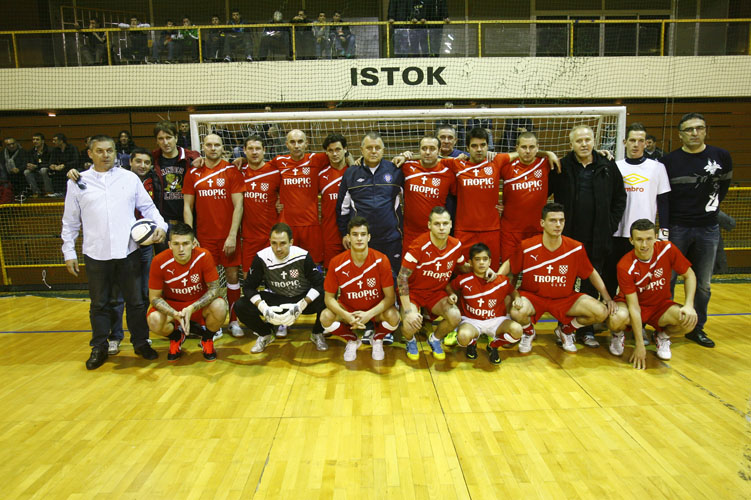 Split, 261212.Velika dvorana Sportskog centra Gripe.11. malonogometni turnir Cetiri kafica, memorijalni turnir Dino Petrinovic. U prvoj utakmici turnira susrele su se momcadi: Tropic - Kauri.Na fotografiji: momcad Tropic.Foto: Vladimir Dugandzic / CROPIX  