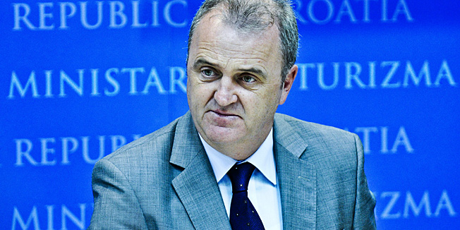 Zagreb, 091012.  Danas je u Ministarstvu turizma, ministar Veljko Ostojic potpisao ugovor o partnerstvu za f.r.e.e. Munchen sajam 2014 godine, sa celnikom sajma Reinardom Pfeifferom.Na fotografiji: ministar Veljko Ostojic.Foto: Admir Buljubasic / CROPIX
