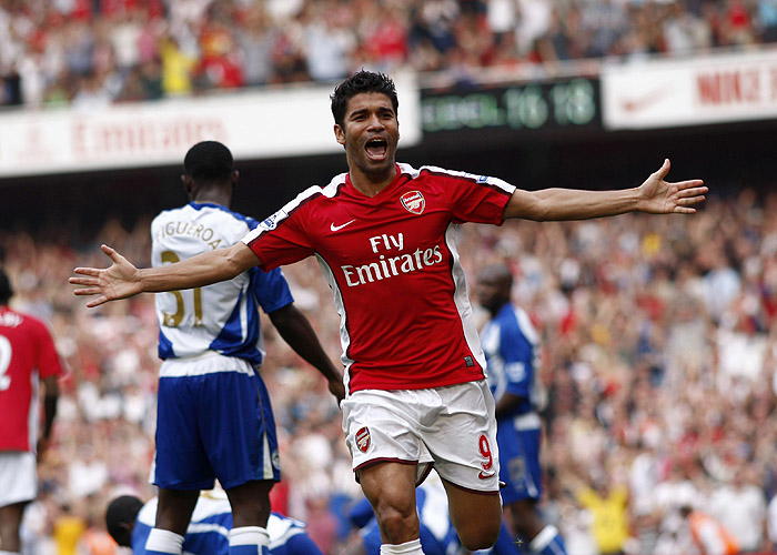 Arsenal's Eduardo celebrates scoring the third goal during the English Premier League soccer match at the Emirates Stadium in London September 19, 2009.  REUTERS/Jed Leicester  (BRITAIN SPORT SOCCER) NO ONLINE/INTERNET USAGE WITHOUT A LICENCE FROM THE FOOTBALL DATA CO LTD. FOR LICENCE ENQUIRIES PLEASE TELEPHONE ++44 (0) 207 864 9000