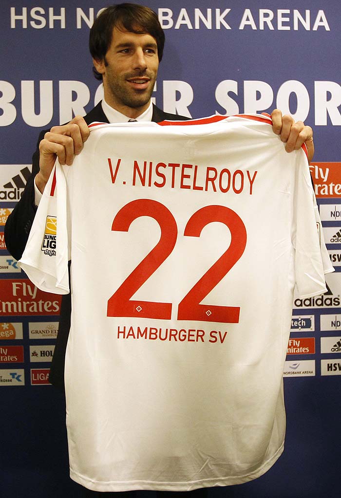 Dutch striker Ruud van Nistelrooy poses with his new jersey during a news conference at German Bundesliga soccer team Hamburg SV in Hamburg January 25, 2010. Hamburg SV have signed the 33-year-old Van Nistelrooy from Real Madrid on an 18-month contract. REUTERS/Christian Charisius  (GERMANY - Tags: SPORT SOCCER)