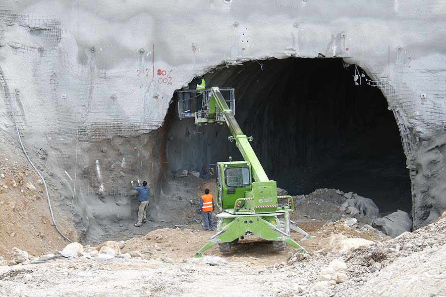 Makarska, 030711.Probijen je juzni portal tunela Sveti Ilija kroz planinu Biokovo kod mjesta Bast blizu Baske Vode. Tunel, koji kroz planinu prolazi od mjesta Zagvozd sa sjeverne do Basta s juzne strane je dug 4400 metara. Juzni portal su probili u nekadasnjem kamenolomu radnici splitske firme Konstruktor.Na slici: Juzni portal tunela Sveti Ilija kroz planinu Biokovo.Foto: Ivo Ravlic / CROPIX