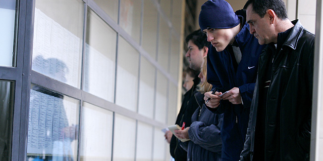 Zagreb, 160211.Zavod za zaposljavanje, Zvonimirova.Brojka nezaposlenih u sijecnju narasla je na preko 334.000 nezaposlenih. To je najvise u posljednjih 8 godina.Na slici: gradjani u potrazi za poslom pregledavaju oglase za poslove koji su objeseni na vanjskom staklu Zavoda za zaposljavanje.Foto: Tomislav Kristo / CROPIX