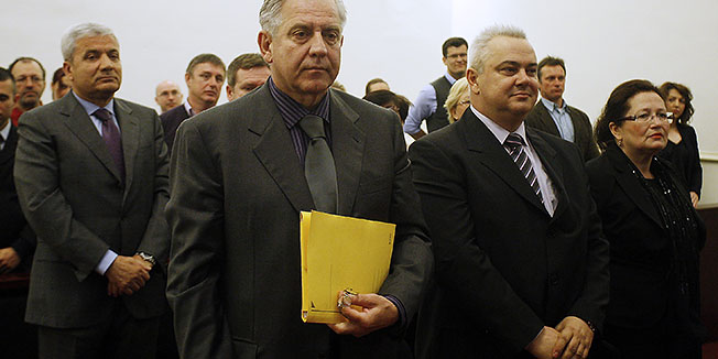 Zagreb, 160412.Na zagrebackome Zupanijskom sudu danas je pocelo jos jedno sudjenje bivsem premijeru Ivi Sanaderu. Rijec je o slucaju 'Fimi-media', jednoj od najvecih korupcijskih afera zbog koje ce se na optuzenickoj klupi naci i donedavno vladajuca politicka stranka Hrvatska demokratska zajednica. Uz bivseg premijera Ivu Sanadera, sudit ce se  HDZ-u, bivsim duznosnicima te stranke - glasnogovorniku Ratku Maceku, riznicaru Mladenu Barisicu i blagajnici Branki Pavosevic te vlasnici marketinske agencije po kojoj je slucaj dobio ime Nevenki Jurak.Na slici: Mladen Barisic, Ivo Sanader, Ratko Macek, Branka Pavosevic.Foto: Tomislav Kristo / CROPIX