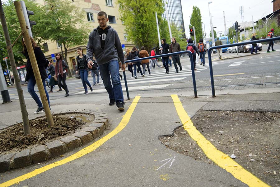 Zagreb, 170412.U Savskoj ulici Grad Zagreb isrcrtao je nekoliko stotina metara novih biciklistickih staza. Prema prvim reakcijama zagrebacki biciklisti nisu zadovoljni rezultatom.Foto: Marko Todorov / CROPIX