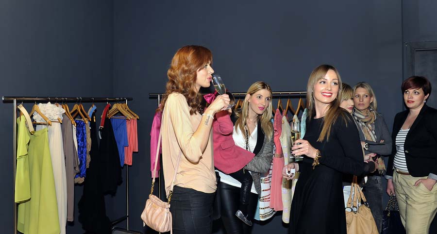 Split, 180412.Koncept, novi ducan za mlade.Na Obrovu u Splitu mlada vlasnica Daniela Babarovic otvorila ducan Koncept gdje se prodaje roba hrvatskih dizajnera, pa se tu mogu naci modeli ELFS koji oblace Jelenu Rozgu, Aleksandre Dojcinovic i drugih.Na slici: Aleksandra Dojcinovic, Jolina supruga Ana i vlasnica Daniela Babarovic u dobrom raspolozenju.Foto: Jadran Babic / CROPIX