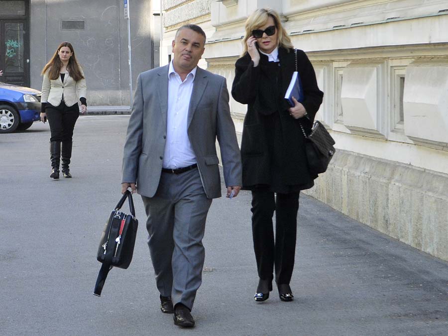 Zagreb, 190412.Zupanijski sud.Zbog obaveza odvjetnice Jadranke Slokovic, na Zupanijskom sudu je danas ponovno odgodjeno sudjenje Dragi Tadicu koji je optuzen za pokusaj podmicivanja sudaca Vrhovnog suda u slucaju Branimira Glavasa. Na fotografiji: Drago Tadic u pratnji odvjetnice Jadranke Slokovic dolazi na sud.Foto: Admir Buljubasic / CROPIX