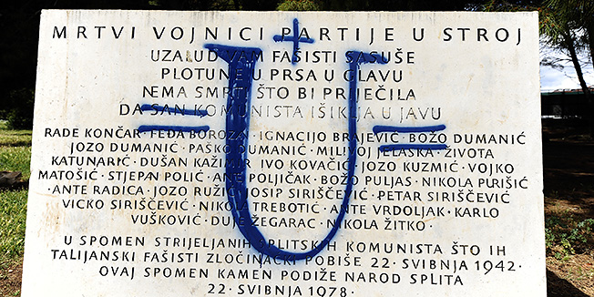 Sibenik, 200412.Nocas tijekom noci u Spomen parku na Subicevcu kukastim krizevima i ustaskim simbolom U isaran je spomenik Radi Koncaru i drugovima.Foto: Niksa Stipanicev / CROPIX