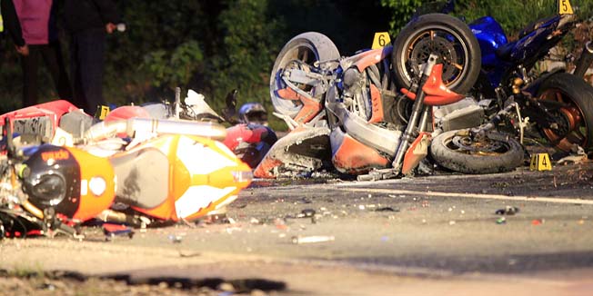 Kraj, 210412.Na drzavnoj cesti 66 u mjestu Kraj danas popodne doslo je do teske prometne nesrece u kojoj se sudarilo 7 motocikala, pet ih je izgorjelo, tri su osobe poginule, a dvije su u kriticnom stanju prevezene u Susacku bolnicu. Ocevid je u tijeku.Foto: Tea Cimas / CROPIX