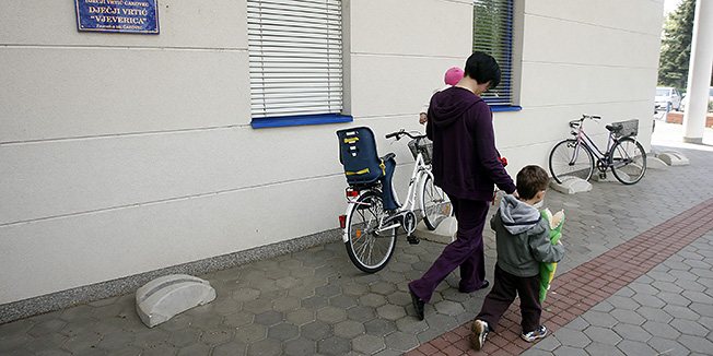 Cakovec, 240412.U djecjem vrticu Vjeverica u Cakovcu sa plafona je palo je komad zbuke, te je tom prilikom ozljedjeno petero djece.Na slici: roditelji su dosli i odveli djecu kucama.Foto: Zeljko Hajdinjak / Cropix