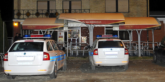 Nasice, 250412.Sinoc oko 22.40 u mjestu Jelisavac pokraj nasica dogodilo se je ubojstvo i jedno tesko ranjavanje. Do ubojstva je doslo nakon prepirke u jednom lokalnom kaficu u kojem je 52-godisnjak ubio 49-godisnjaka i ranio 50-godisnjaka.Foto: Ivan Cosic / CROPIX