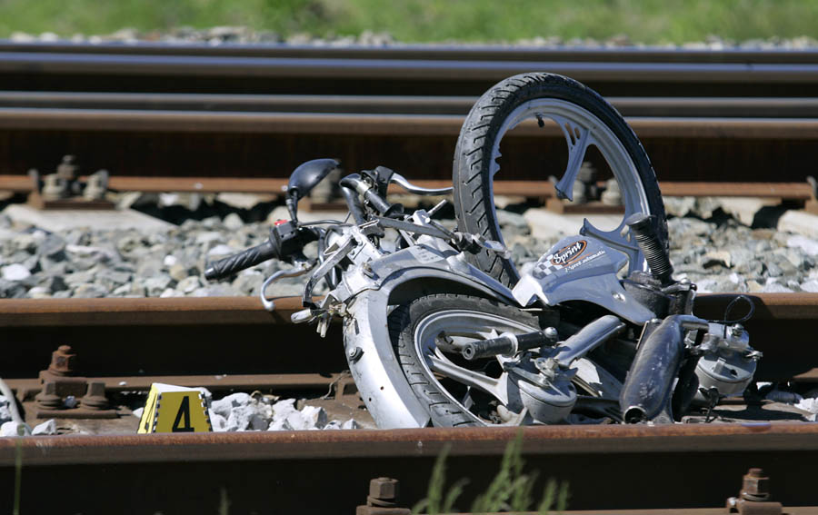 Velika Gorica, 260412.Turopolje.Pruzni prijelaz kraj zeljeznicke stanice u Turopolju na kojem policija obavlja ocevid nakon sto je vozac motocikla Tomos automatic smrtno stradao u naletu putnickog vlaka. Prometna se dogodila u 09:00h.Foto: Ranko Suvar / CROPIX