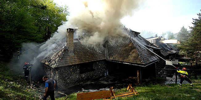 Plitvicka jezera, 300412.Jutros oko 6 sati izbio je plamen na Lickoj kuci, najpoznatijem ugostiteljskom objektu na Plitvickim jezerima. Na terenu je pedesetak vatrogasaca JVP-a Plitvickih jezera te vatrogasaca Nacionalnog parka. U plamenu je kompletno kroviste drvenog objekta.Na slici: Licka kuca uhvacena plamenom.Foto: Robert Fajt / CROPIX