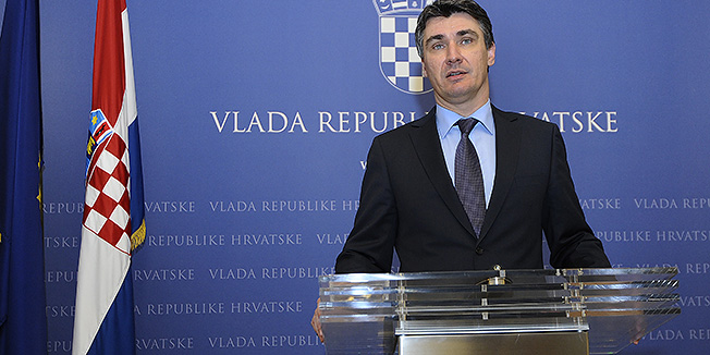 Zagreb, 040412.Vlada Republike Hrvatske.Predsjednik Vlade Zoran Milanovic dao izjavu za medije povodom ostavke ministra Zlatka Komadine koju je podnio zbog zdrastvenih razloga.Na slici: Zoran Milanovic.Foto: Damir Krajac / CROPIX