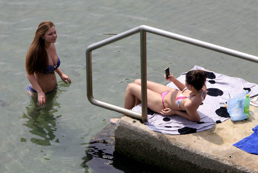 Opatija, 300412.Lijepo i suncano vrijeme te produzeni vikend doveli su brojne turiste u Opatiju. Vecina je provela vrijeme u setnji, dok se jedan dio odlucio na suncanje, a oni hrabriji i kupanje. Na slici: detalj sa Lida.Foto: Tea Cimas / Cropix