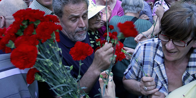 Zagreb, 010512.Park Maksimir.Proslava povodom Medjunarodnog Praznika rada u parku Maksimir.Brojni zagrepcani su posjetili Maksimir gdje su mogli besplatno  pojesti grah, prosetati se, veslati na jezeru, uzivati u prigodnom kulturnom programu i drugim aktivnostima.Na fotografiji: Gradonacelnik Grada Zagreba Milan Bandic djeli karanfile.Foto: Ronald Gorsic / CROPIX