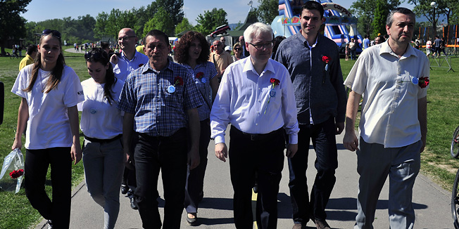 Zagreb, 010512. Jezero Jarun.Proslava Prvog maja u organizaciji Hrvatske udruge sindikata. Proslavu su posjetili i predsjednik Ivo Josipovic i Davor Bernardic. Ovom su prilikom odrzane i Radnicke sportske igre.Na slici: Ivo Josipovic, Tomislav Kis, Davor Bernardic i Mario Ivekovic.Foto: Srdjan Vrancic / CROPIX
