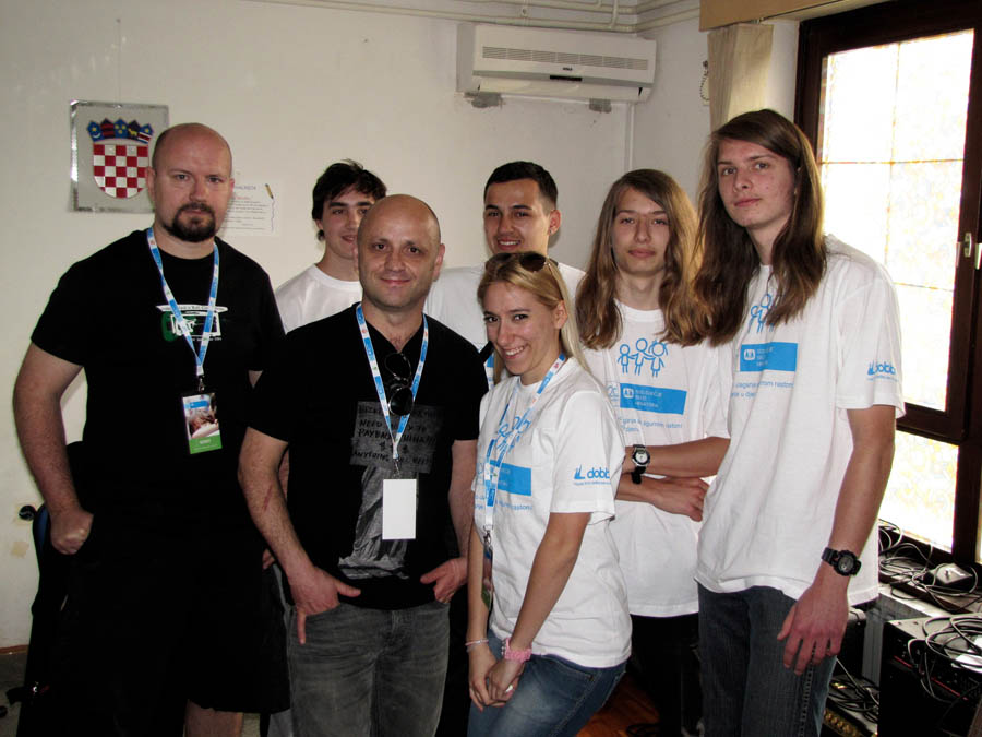 Sisak, 060512.SOS Djecje selo.Hrvatska je obiljezila u nedjelju 20. rodjendan u SOS djecjem selu Lekenik. Svecanosti je nazocila dr. Tatjana Josipovic supruga hrvatskog predsjednika, Mila Jelavic pravobraniteljia za djecu, Helmut Kutin predsjednik SOS Kinderdorf International, te proslavljena hrvatska sportasica Blanka Vlasic i mnogi drugi uglednici. Nakon programa Mile i Zoki iz Hladnog piva poducavali su mlade iz SOS sela svirati rok, Goran Grgic vodio je glumacku radionicu, Blanka Vlasic trebala je voditi radionicu skoka uvis, ali je zbog nedavne operacije sam bila polaznica tecaja za violine. Na slici: Mile Kekin i mladi rokeri SOS djecjeg sela.Foto: Mate Piskor / Cropix                                